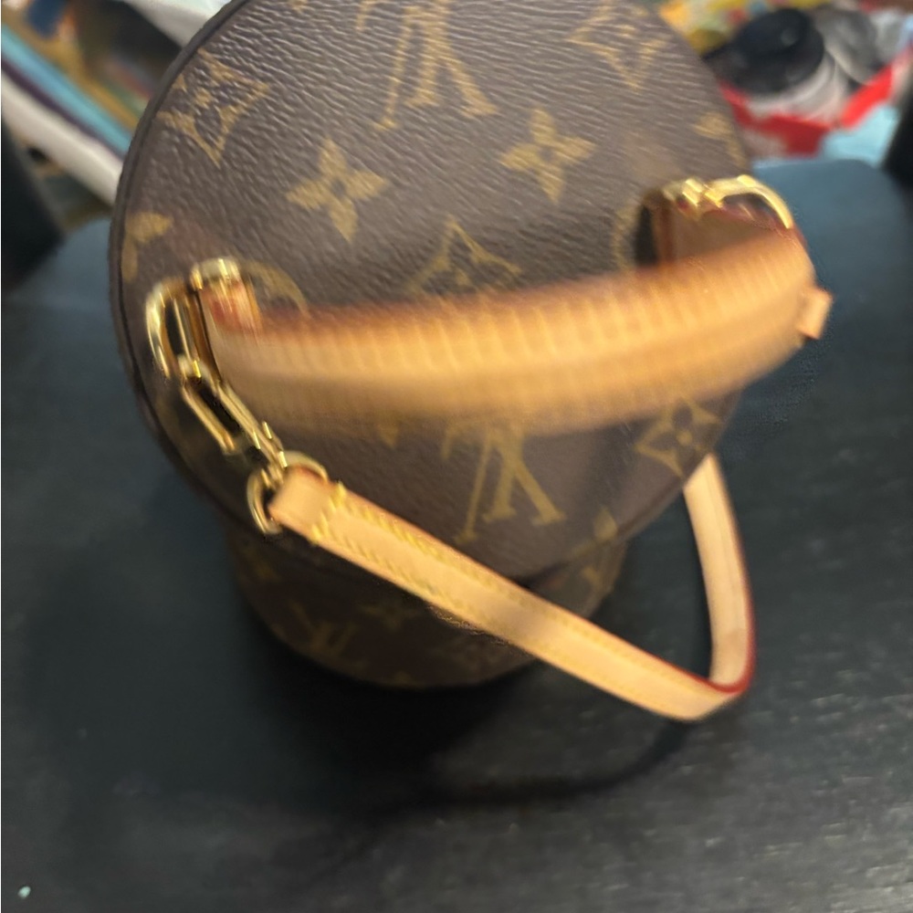 🐺🚨💥Louis Vuitton Monogram Round Crossbody Case - lipstick and mirror case💥🚨🐺 - Picture 7 of 9